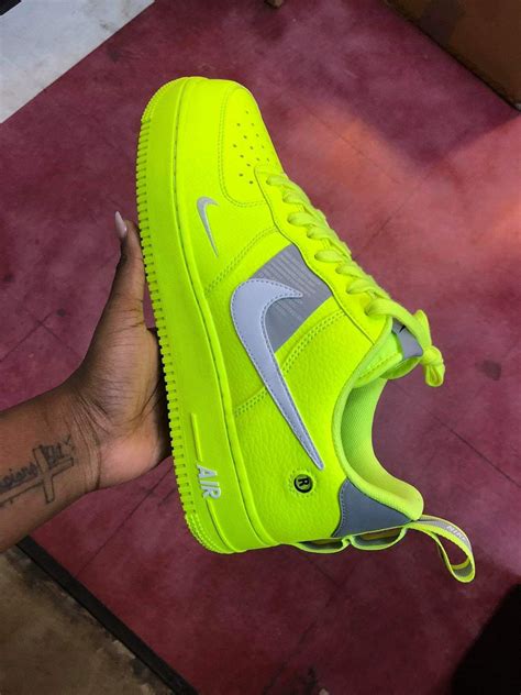 neon groene nike sneakers